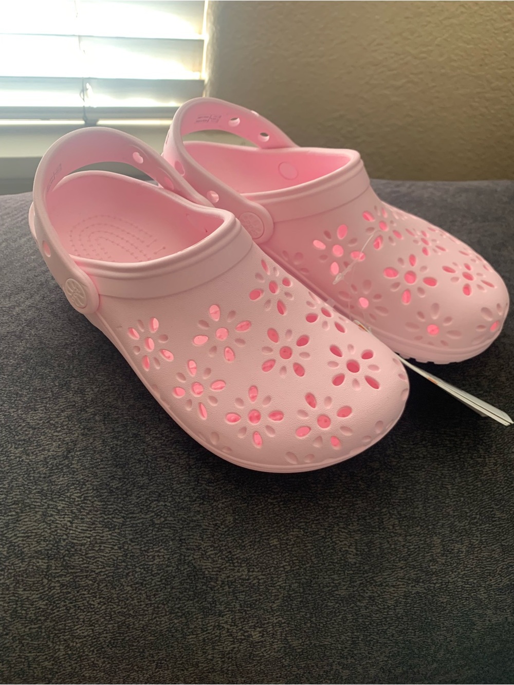 NWT Classic Flower Cut Out
Clog
Youth - J2 Pink Milk